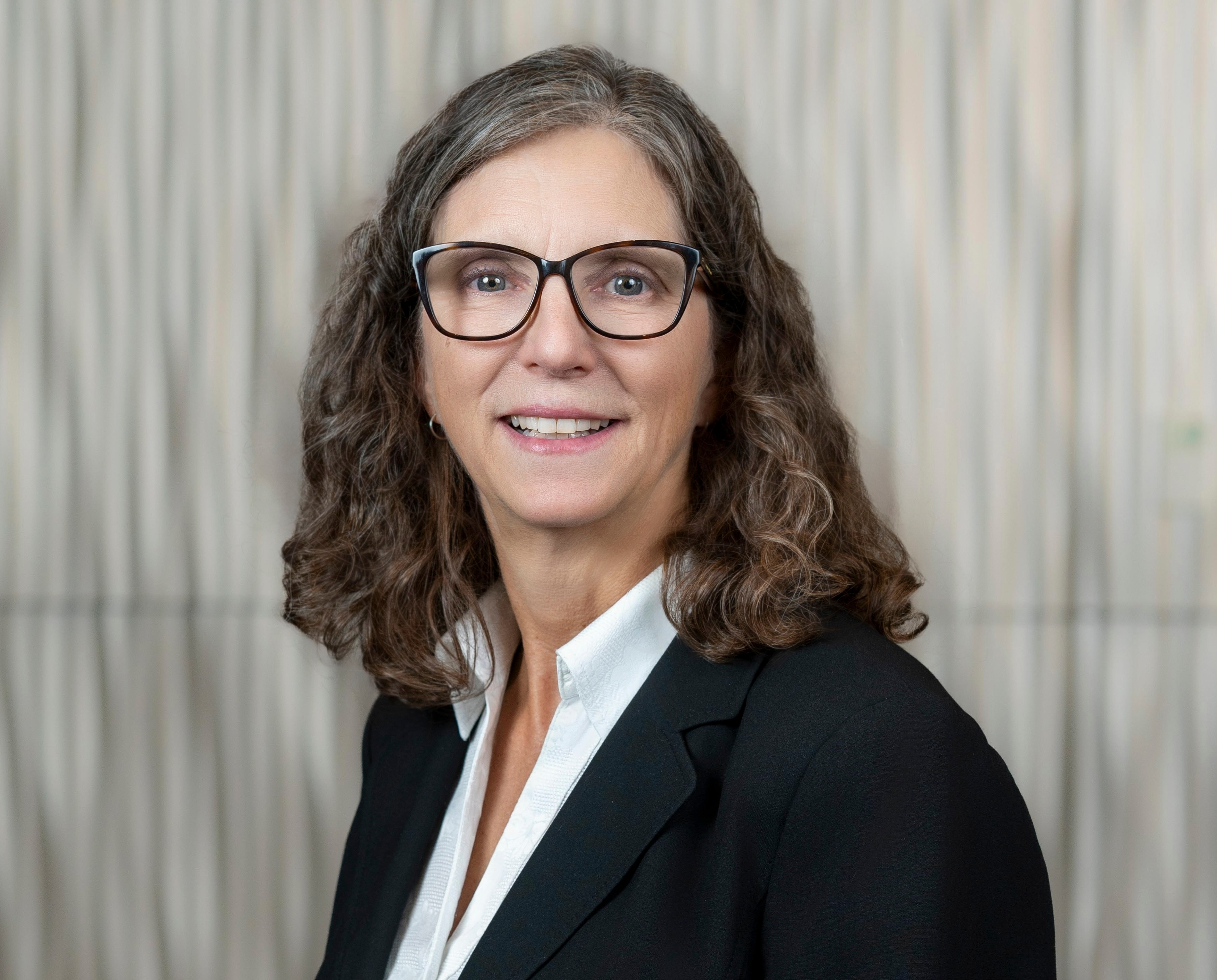Headshot photo of Laura Johnson